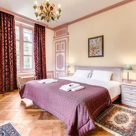 Holiday home Chateau Sleeps 20 Pool Wifi *